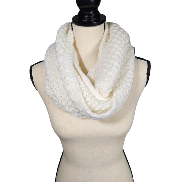 Olsenboye O/S, Ivory Sweater Infinity Scarf, Perfect Condition - Picture 2 of 7
